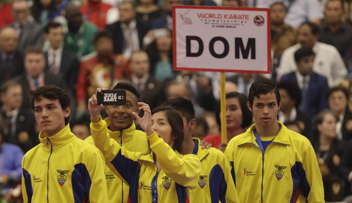 Para atlet dari Ekuador berfoto bersama saat pembukaan Kejuaraan Dunia Karate Junior, Cadet dan U-21 di Indonesia Convetion Exhibition (ICE), Bumi Serpong Damai, Tangerang, Kamis (12/11/2015). (Bola.com/Vitalis Yogi Trisna)