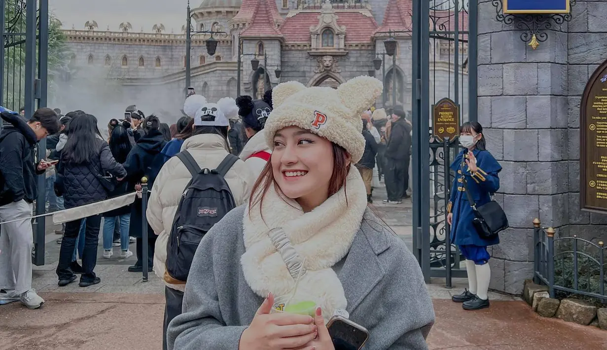Jepang memang menjadi salah satu negara yang banyak dikunjungi para selebriti pada momen liburan kali ini. Tidak sedikit yang mengunjungi Negeri Sakura untuk menikmati serunya jalan-jalan di Disneyland hingga berfoto dengan latar Gunung Fuji seperti yang dilakukan oleh Salshabilla Adriani. (Liputan6.com/IG/@salshabillaadr)