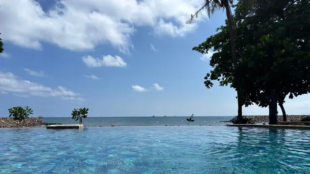 Fasilitas kolam renang di dalam area Tanjung Lesung Beach Hotel and Resort. (Liputan6.com/Luqman Rimadi)
