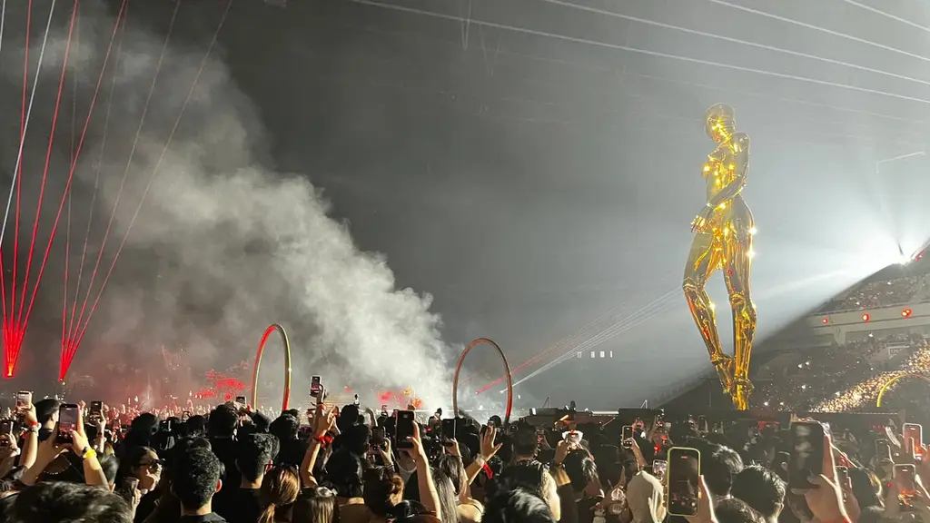 Kemunculan patung raksasa, dancer bertopeng, hingga permainan laser menjadi bagian dari pembuka konser yang mencuri perhatian. (Foto/Dok: FIMELA.COM)