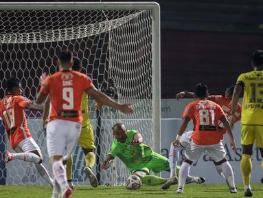 Duel baru berjalan empat menit, Persija Jakarta hampir mencetak gol namun dapat diamankan oleh kiper Barito Putera Aditya Harlan. (Bola.com/Bagaskara Lazuardi)