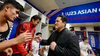 Ketua Umum PSSI, Erick Thohir (kanan) memberikan selamat kepada para pemain Timnas Indonesia U-23 setelah menang atas Korea Selatan U-23 pada babak adu penalti dalam laga perempat final Piala Asia U-23 2024 di Abdullah bin Nasser bin Khalifa Stadium, Qatar, Jumat (26/04/2024) WIB. (Dok. PSSI)