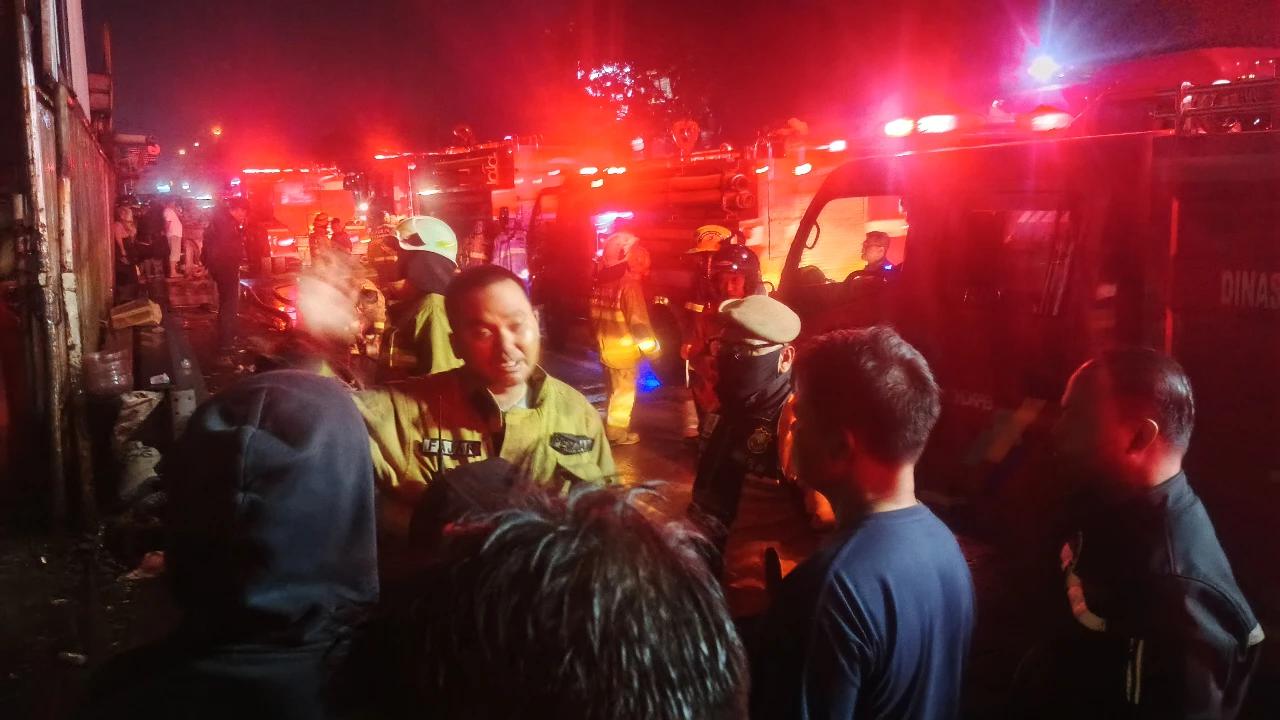 Korslet Listrik Diduga Jadi Pemicu Kebakaran Gudang Besi Tua di Soetta Bandung