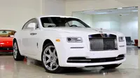 Petinju Mayweather baru-baru ini memberikan hadiah pada anaknya sebuah Rolls-Royce Wraith berwarna putih cerah (Foto: carcrushing.com)