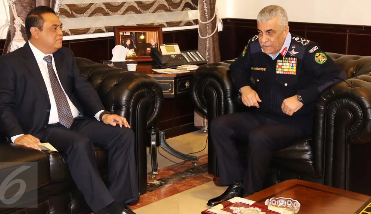 Wakapolri Komjen Pol Syafruddin bertemu dengan Kepala Public Security Departement (PSD) Kerajaan Jordania Mayor Jenderal Ahmad Sarhan Al Faqih saat kunjungan kerja di Jordania, Rabu (18/1). (Liputan6.com)
