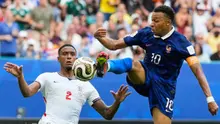 Pemain Prancis Kylian Mbappe melakukan tembakan sementara pemain Ingrris Ezri Konsa bertahan selama pertandingan sepak bola perebutan tempat ketiga Piala Dunia antara Prancis dan Inggris di Miami Gardens, Florida, Sabtu, 18 Juli 2026. (AP Photo/Rebecca Blackwell)
