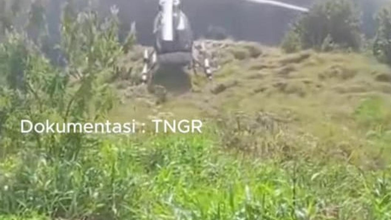 Proses evakuasi pendaki asal Swiss