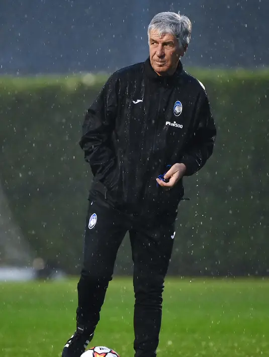 Pelatih Atalanta, Gian Piero Gasperini menyaksikan pemainnya berlatih di tempat latihan klub di Zingonia, dekat Bergamo (1/11/2021). Atalanta berada di urutan ketiga klasemen Grup F dengan 4 poin. (AFP/Marco Bertorello)
