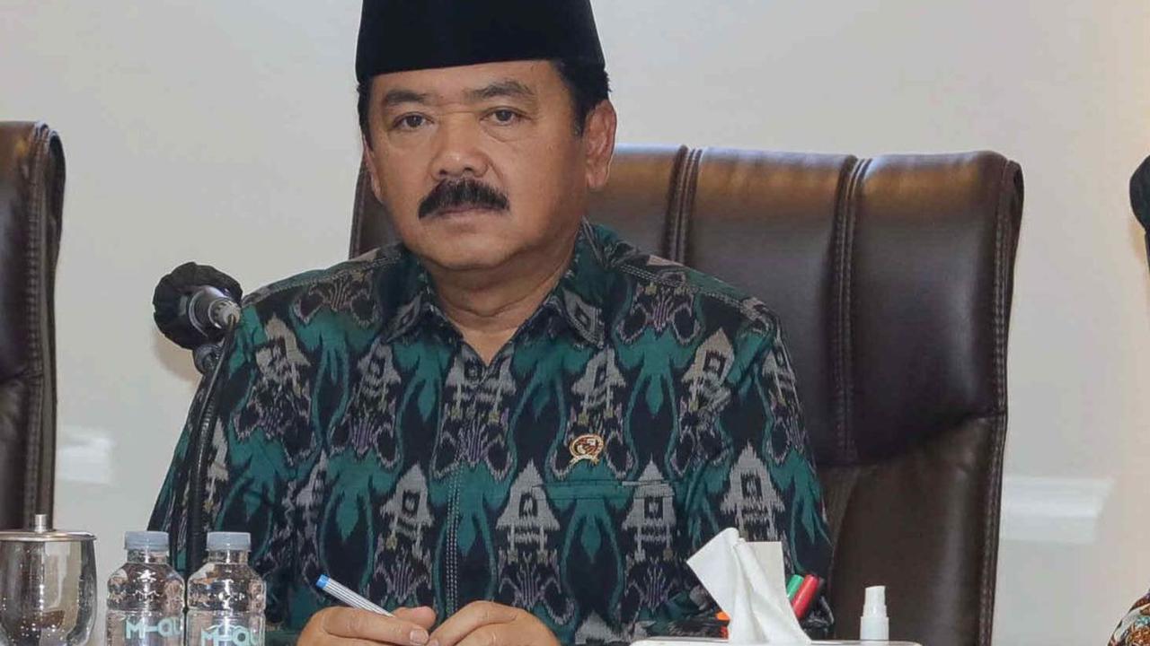 Dalam kesempatan tersebut Menkopolhukam Hadi Tjahjanto menggandeng Majelis Ulama Indonesia (MUI) untuk mengajak masyarakat menjaga keharmonisan dan kerukunan setelah Pemilu 2024.  Liputan6.com/Herman Zakharia