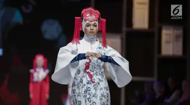 Model mengenakan busana rancangan desainer Ina Priyono saat tampil dalam Muslim Fashion Festival 2018 di Jakarta, Jumat (20/4). Ina Priyono menampilkan rancanganya dengan tema 'Beautiful Niujie'. (Liputan6.com/Faizal Fanani)