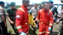 Tentara dan polisi membawa kantong jenazah korban serangan Kelompok Kriminal Bersenjata (KKB), Timika, Papua, Kamis (6/12). Korban meninggal merupakan pekerja proyek Trans Papua. (JOSEPH SITUMORANG/AFP)