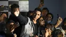 Aktor Bollywood Akshay Kumar foto bersama dengan para penggemarnya selama acara promosi film terbarunya 'Raksha Bandhan' di Kolkata (8/8/2022). (AFP/Dibyangshu Sarkar)