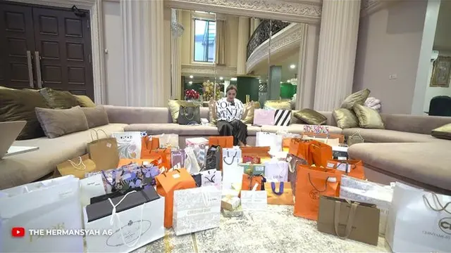 7 Potret Ashanty Buka Kado Ultah, Dapat Hadiah Parfum Hingga Perhiasan