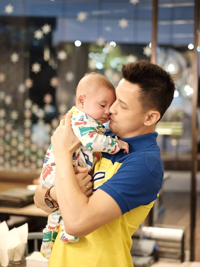 Jarang Terekspos, Ini 6 Momen Manis Lucky Perdana dan Buah Hati