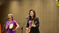 Terapi musik membantu penderita demensia kembali terhubung dengan kenangan dan emosinya. (Foto: Alzheimer Indonesia)