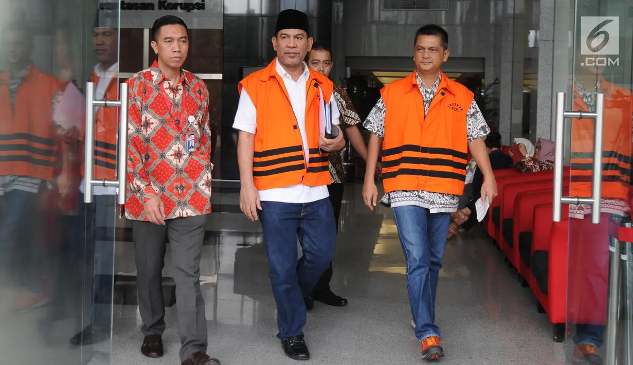 Dua tersangka, Abdul Latif dan Hasmun Hamzah berjalan meninggalkan gedung KPK usai menjalani pemeriksaan, Jakarta (23/3). Hasmun Hamzah menjadi tersangka karena melakukan suap kepada Walikota Kendari Adriatma Dwi Putra. (Merdeka.com/Dwi Narwoko)