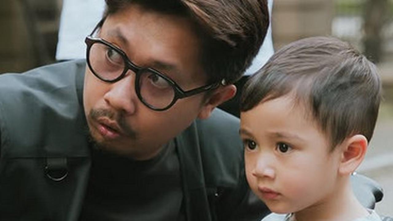 Dilaporkan Rayyanza ke Pak Ustaz, 5 Potret Ganteng Om Olik Fotografer Pribadi Keluarga Sultan Andara