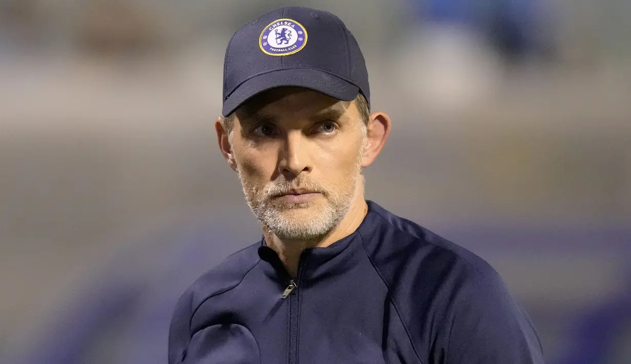 Chelsea resmi mengakhiri kerja sama dengan Thomas Tuchel sebagai pelatih kepala pada Rabu (7/9/2022) sore WIB. Hal tersebut akibat dari rentetan hasil buruk yang dialami The Blues di awal musim 2022/2023. Di Liga Inggris, Chelsea baru memetik tiga kali kemenangan, dua kali kekalahan, dan satu hasil imbang. Sementara itu, mereka langsung kalah dari Dinamo Zagreb pada matchday pertama Liga Champions 2022/2023. Menilik ke belakang, Tuchel telah berjasa membawa klub London tersebut memenangi Liga Champions 2020/2021, EUFA Supercup 2021/2022, dan Piala Dunia Antarklub 2021/2022. (AP/Darko Bandic)