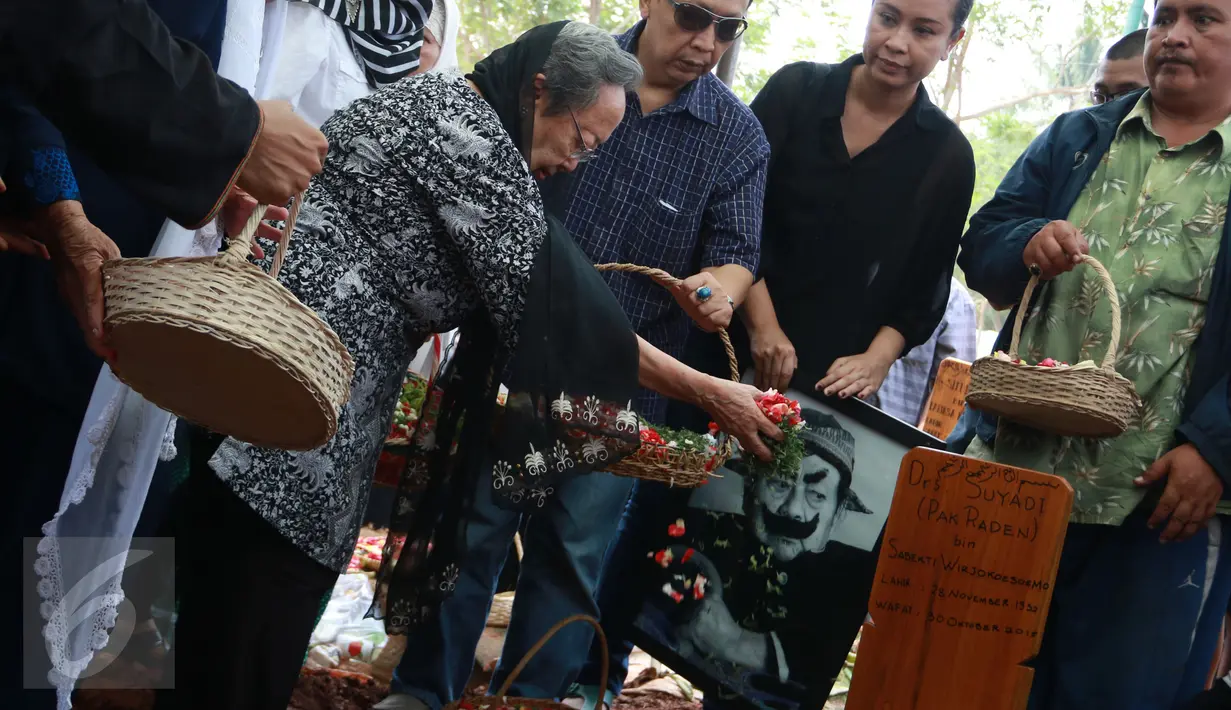 Proses penaburan bunga di makam Pak Raden di TPU Jeruk Purut, Jakarta, Sabtu (31/10/2015). Pak Raden menghembuskan napas terakhirnya di Rumah Sakit Pelni Jakarta pada pukul 22.20 WIB, Jumat (30/10/2015).(Liputan6.com/Herman Zakharia)