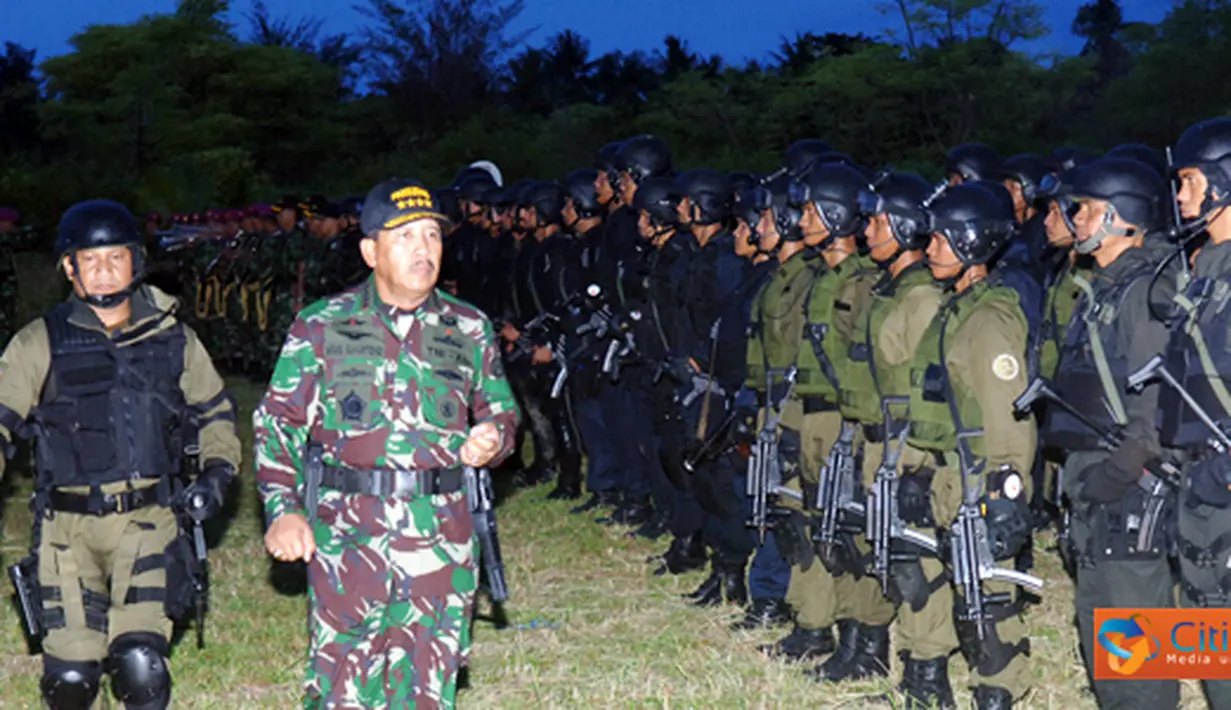 Citizen6, Pulau Seribu: Sebelum upacara penutupan, Panglima TNI didampingi Kasal, Kasau, Irjen TNI, para Asisten Panglima TNI, Kapuspen TNI dan rombongan lainnya menyaksikan Pasukan Khusus TNI melaksanakan penerjunan. (Pengirim: Badarudin Bakri)