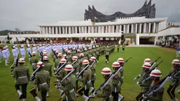 File foto menunjukkan personel Tentara Nasional Indonesia mengambil bagian dalam upacara pengibaran bendera yang menandai Hari Kemerdekaan ke-79 Indonesia di Istana Kepresidenan di Ibu Kota Nusantara, Sepaku, Penajam Paser Utara, Kalimantan Timur, pada 17 Agustus 2024. (BAY ISMOYO/AFP)