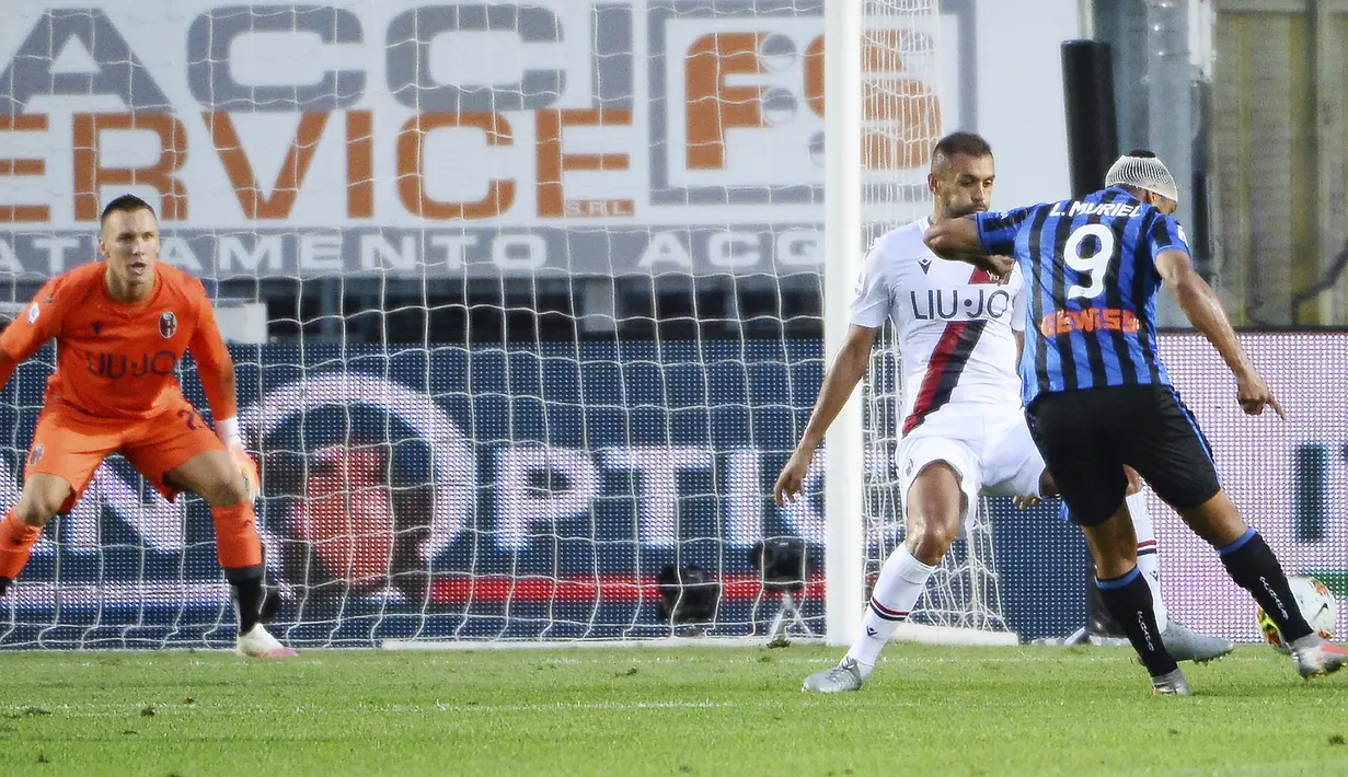 Pemain Atalanta Luis Muriel (kanan) mencetak gol ke gawang Bologna pada pertandingan Liga Italia Serie A di Stadion Gewiss, Bergamo, Italia, Selasa (21/7/2020). Atalanta menang 1-0 dan kembali menempati posisi dua klasemen. (Giuseppe Zanardelli/LaPresse via AP)
