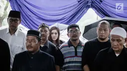 Artis Wulan Guritno saat menghadiri pemakaman aktor senior Deddy Sutomo di TPU Tanah Kusir, Jakarta, Rabu (18/4). Deddy Sutomo meninggal dunia karena sakit. (Liputan6.com/Faizal Fanani)