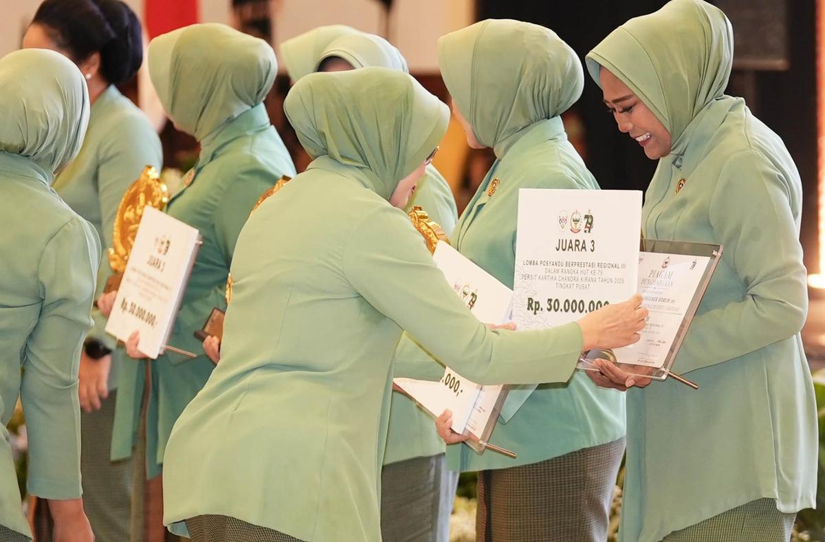 FOTO: Kebersamaan Kasad Bersama Istri Prajurit TNI AD
