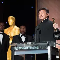 Jackie Chan saat menerima piala Oscar. (via Los Angeles Times)