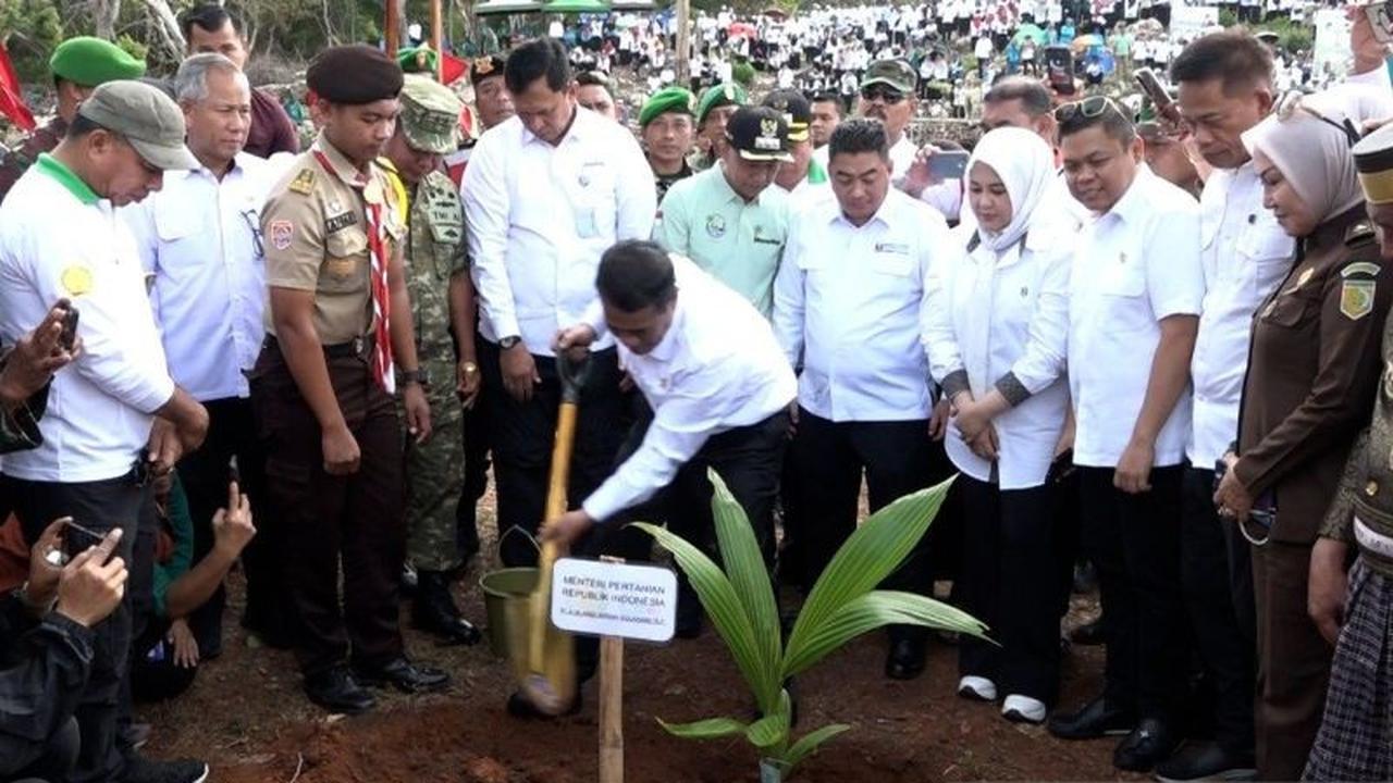 Mentan Amran Sulaiman Luncurkan Gerakan Menanam Lima Juta Kelapa di Selayar, Targetkan Rp4.800 Triliun