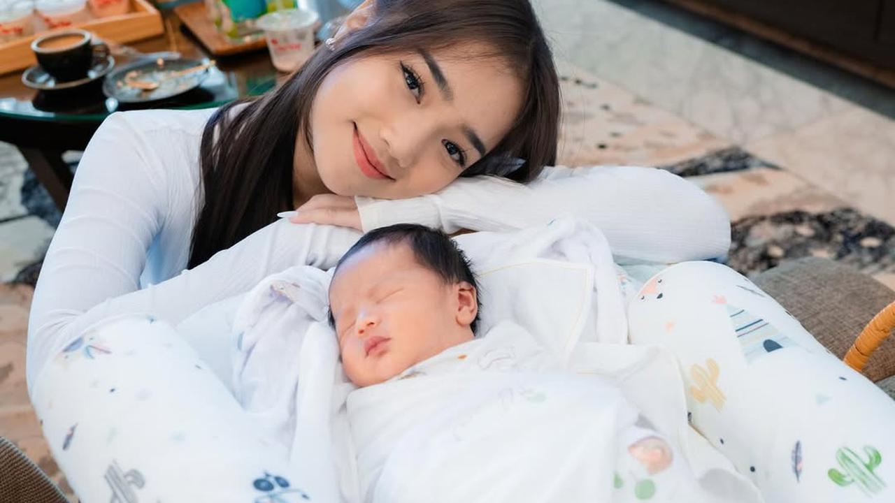Potret Fuji dan Fadly Faisal Jenguk Baby Jyad, Anak Shandy Purnamasari dan Gilang Juragan99