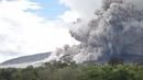 Awan panas disertai material vulkanik keluar dari kawah Gunung Sinabung, Karo, Sumatera Utara (1/11). (AFP Photo/Satar Ginting)