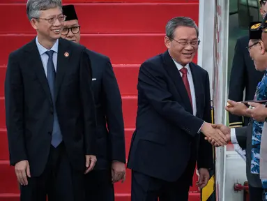 Perdana Menteri China Li Qiang (tengah) disambut saat tiba di Bandara Internasional Halim Perdanakusuma, Jakarta pada Sabtu 24 Mei 2025. (YASUYOSHI CHIBA/AFP)