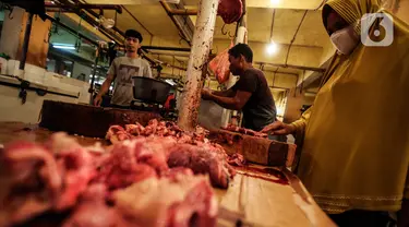 Pembeli memilih daging yang dijual di Pasar Kebayoran Lama, Jakarta, Kamis (24/2/2022). Pedagang daging mengeluhkan harga yang terus naik dan merencanakan mogok dagang mulai hari Senin, 28 Februari 2022 mendatang jika harga daging tidak turun. (Liputan6.com/Johan Tallo)