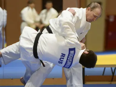 Presiden Rusia Vladimir Putin mengikuti latihan judo di Moskow pada tanggal 8 Januari 2016. Putin mulai berlatih Sambo (beladiri asli negara-negara Soviet) pada usia 14 tahun, sebelum akhirnya ganti menekuni Judo. (AFP PHOTO/Sputnik/Aleksey Nikolskyi)