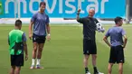 Pelatih Real Madrid, Zinedine Zidane mengintruksikan para pemainnya saat sesi latih di sebuah media open day di Madrid, (30/5). Real Madrid akan bertemu wakil Italia Juventus di Final Liga Champions di Cardiff. (AP Photo / Paul White)