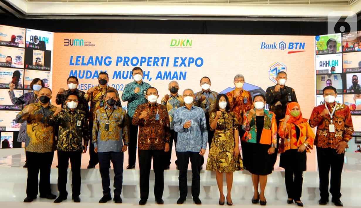 Jajaran Direksi dan Staf Bank BTN foto bersama di sela-sela BTN Lelang Properti Expo 2021 di di Menara BTN, Jakarta, Selasa (7/12/2021). Bank BTN mengerahkan 25 kantor cabang perseroan untuk memasarkan hampir 250 unit hunian menggunakan skema lelang kepada para investor. (Liputan6.com/HO/BTN)