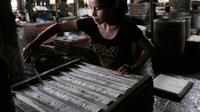 Pekerja memotong tahu yang baru dicetak, di sebuah industri tahu rumahan di pinggiran Jakarta, Rabu (10/7/2019). Karena populernya, tahu menjadi bagian tak terpisahkan yang ditemui di tempat makan berbagai tingkat sosial di Indonesia, bersama-sama dengan tempe. (AP Photo/Tatan Syuflana)
