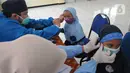 Paramedis dari Puskesmas Cinere memeriksa kesehatan murid kelas 1  saat kegiatan Bulan Imunisasi Anak Sekolah (BIAS) di SDI Al-Hidayah, Depok, Jawa Barat, Kamis (18/11/2021). Pemberian imunisasi measles rubella (MR) dan difteri tetanus (DT) berlangsung hingga Desember. (merdeka.com/Arie Basuki)