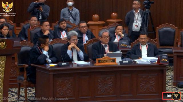 Tim Hukum Ganjar-Mahfud dalam sidang sengketa Pilpres 2024 di Ruang Sidang Utama Gedung MK, Jakarta, Kamis (4/4/2024).