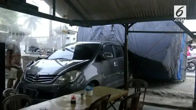 VIDEO: Sedang Istirahat, Mobil Pemudik Tertimpa Truk