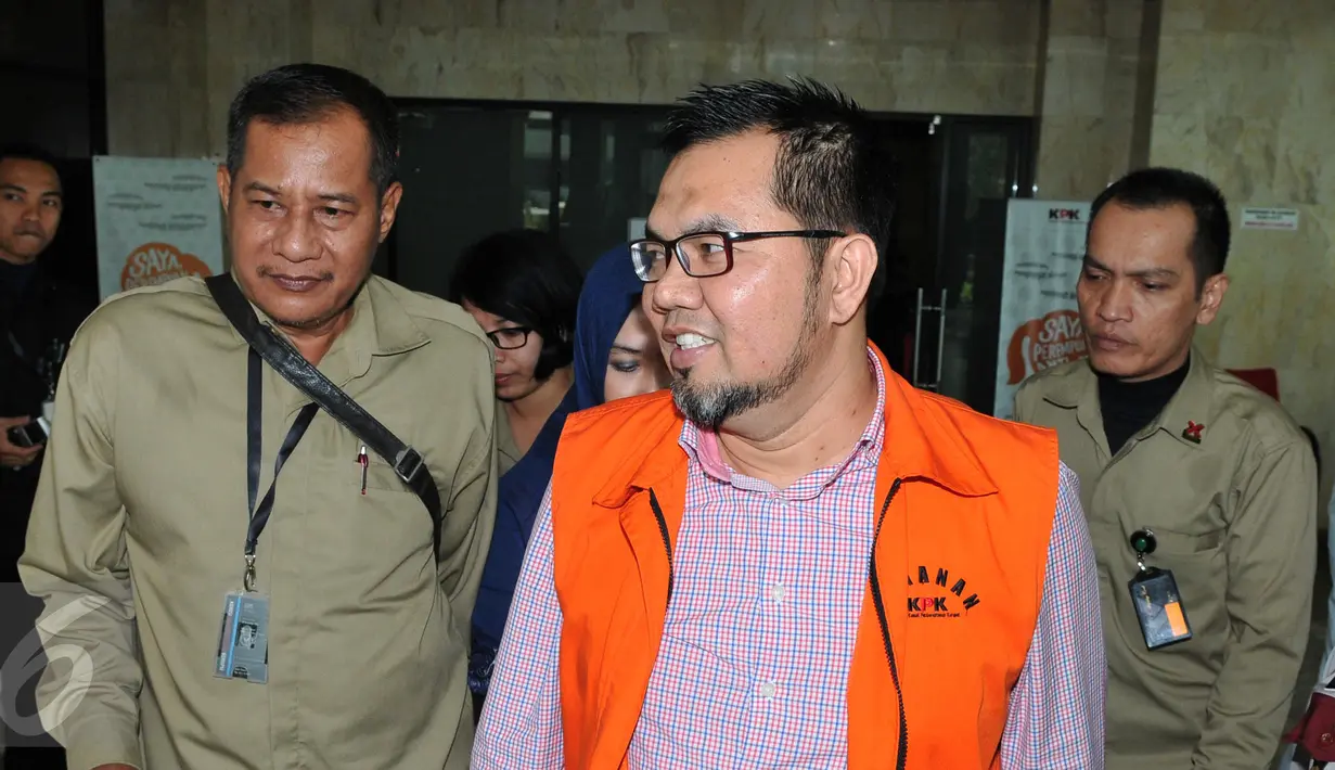 Bupati Empat Lawang Budi Antoni Al Jufri dan istrinya Suzana Budi Antoni usai diperiksa KPK, Jakarrta, Rabu (2/9). Berkas keduanya terkait kasus dugaan suap sengketa Pilkada Empat Lawang di MK sudah rampung alias P21. (Liputan6.com/Andrian M Tunay)