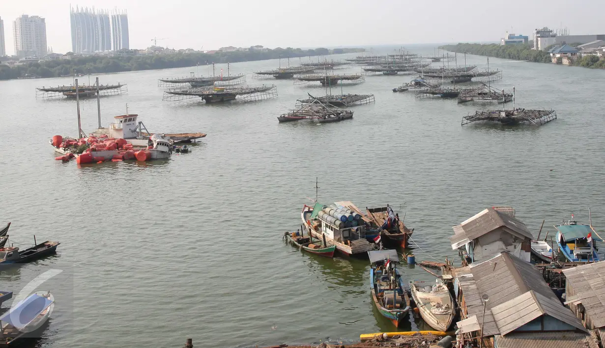Sejumlah bagan penangkap ikan mengapung di Muara Baru, Jakarta, Rabu (25/11/2015). Metode aquaculture atau budidaya ikan ini nantinya akan menghasilkan ikan segar, bebas dari kontaminasi dan ramah lingkungan. (Liputan6.com/Angga Yuniar)
