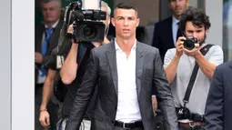 Cristiano Ronaldo puncaki rekor pembelian di Liga Italia. Juventus rela merogoh kocek dalam untuk mendatangkannya dari Real Madrid pada 2018 silam. Nilai transfernya diketahui tercatat sebesar 88 juta poundsterling atau sekitar Rp1,7 triliun. (Foto: AFP/Miguel Medina)