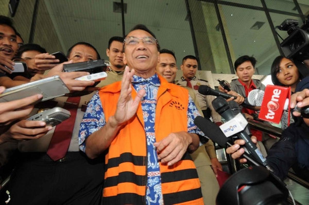 Usai diperiksa KPK, Jero Wacik umbar senyuman