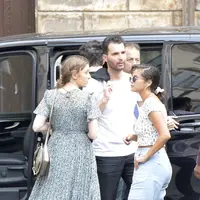 Justin Bieber dan Hailey Baldwin mungin menjadikan New York City sebagai saksi bisu momen kemesraan mereka. Namun Selena Gomez memilih Roma, Italia. (Twitter/SelenaHQMedia)