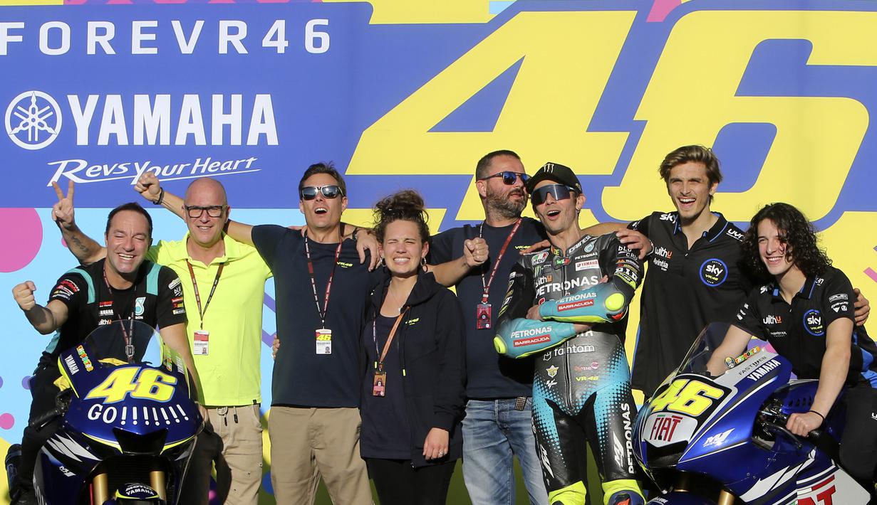 Pabrikan asal Iwata itu mendedikasikan pesan penuh cinta dan salam perpisahan dari motor M1, yang jadi tunggangan andalan The Doctor di Yamaha untuk Valentino Rossi. Grazie Vale. (AP Photo/Alberto Saiz)