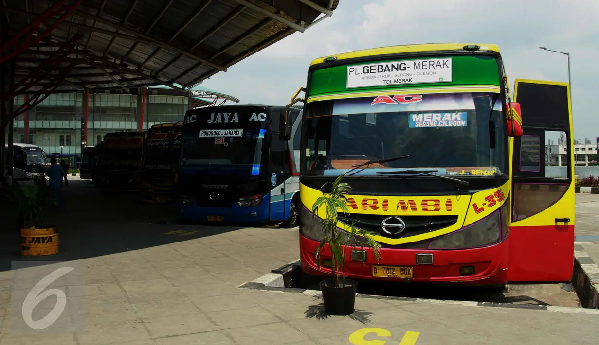 Sejumlah bus terparkir menunggu keberangkatan di Terminal Pulo Gebang, Jakarta Timur, Kamis (20/4). Pembenahan fasilitas Terminal Pulogebang tersebut untuk memberikan pelayanan maksimal saat arus mudik Lebaran tahun 2017. (Liputan6.com/Gempur M Surya)