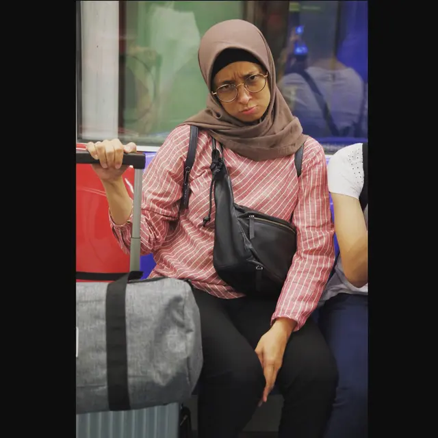 6 Potret Keseharian Istri Duta Sheila On 7, Penampilannya Sederhana Pakai Daster