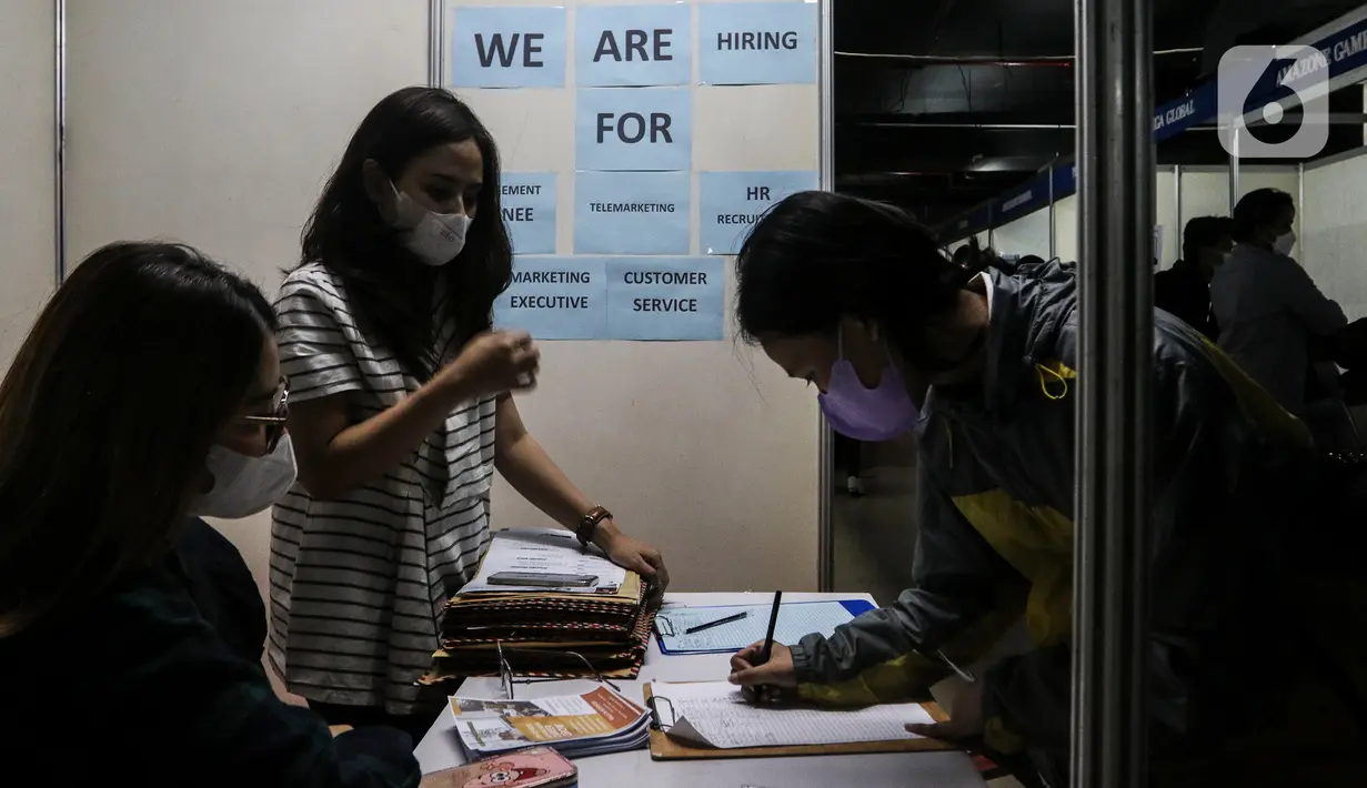 Pencari kerja mencari informasi di salah satu stan perusahaan pada acara "Jakarta Job Fair" di Pasaraya Blok M, Jakarta, Kamis (28/7/2022). Pameran bursa kerja di lima wilayah kota administrasi Jakarta tersebut diikuti lebih dari 200 perusahaan dan terdapat 20 ribu lowongan pekerjaan. (Liputan6.com/Johan Tallo)